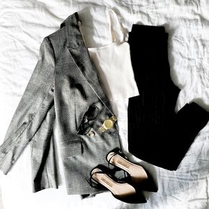 Light weight high waisted jogger.